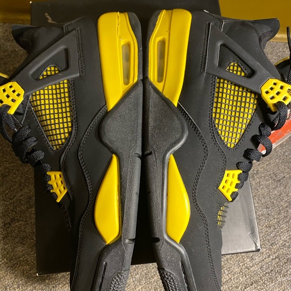 Air Jordan Retro 4 “Thunder” - Picture 5 of 8